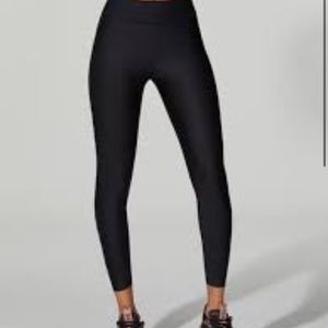 ULTRACOR BLACK CROPPED LEGGINGS